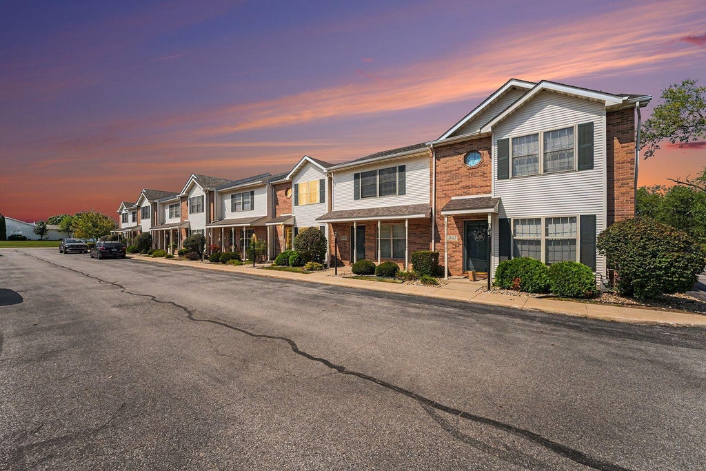 Photo of 1824 Cottonwood Court, Crown Point, IN 46307 (MLS # 844777)