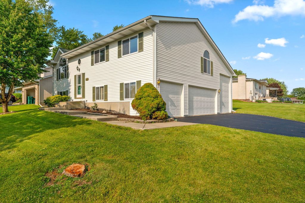Photo of 1807 Forest Lane, Crown Point, IN 46307 (MLS # 839432)