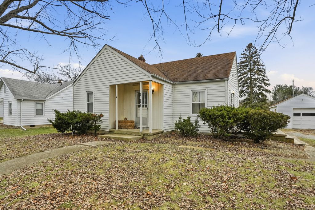 Photo of 1017 W 63rd Avenue, Merrillville, IN 46410 (MLS # 832437)