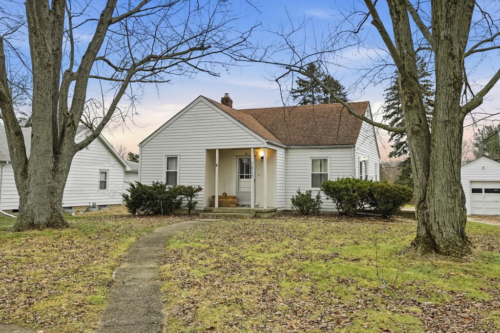 Photo of 1017 W 63rd Avenue, Merrillville, IN 46410 (MLS # 832437)