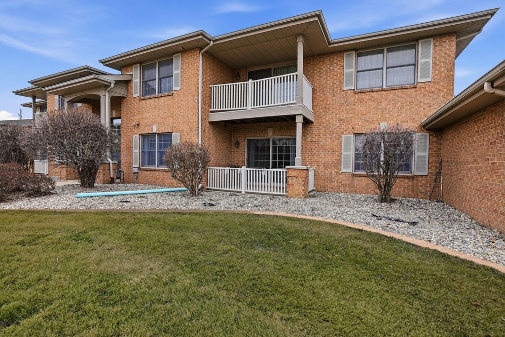 Photo of 9735 Wildwood Court #1b, Highland, IN 46322 (MLS # 834938)