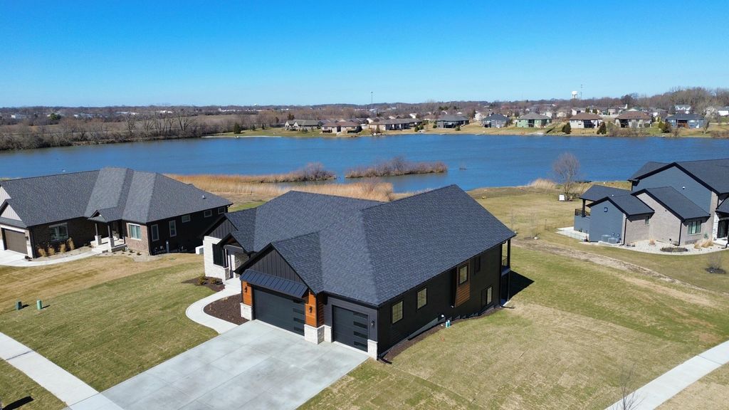 Photo of 10102 Lakeview Drive, Saint John, IN 46373 (MLS # 835340)