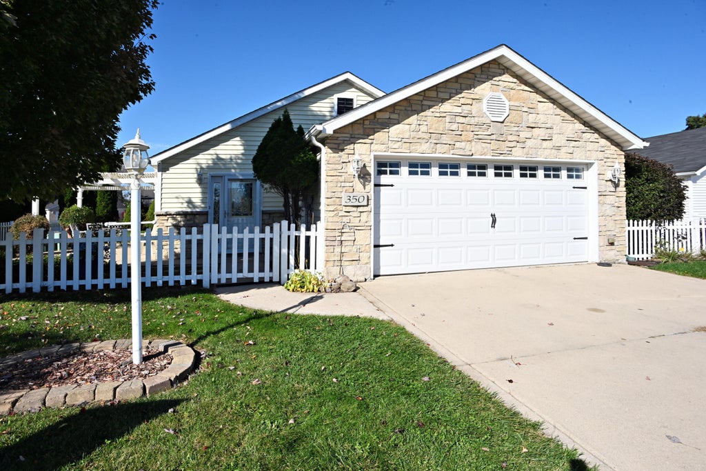 Photo of 350 Brown Court, Chesterton, IN 46304 (MLS # 846782)