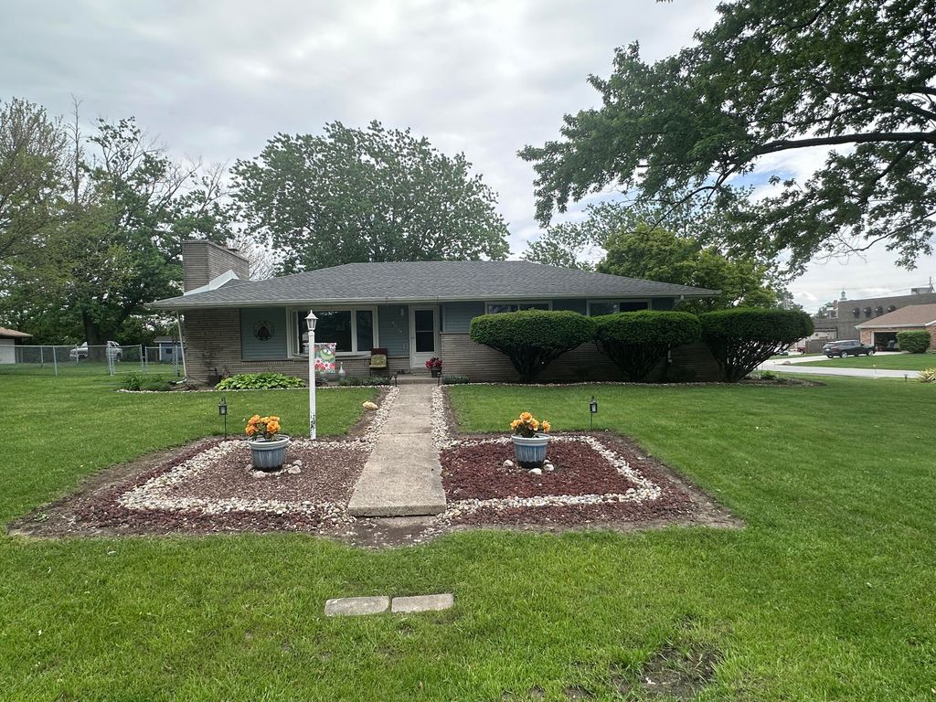 Photo of 7595 Washington Court, Merrillville, IN 46410 (MLS # 839185)