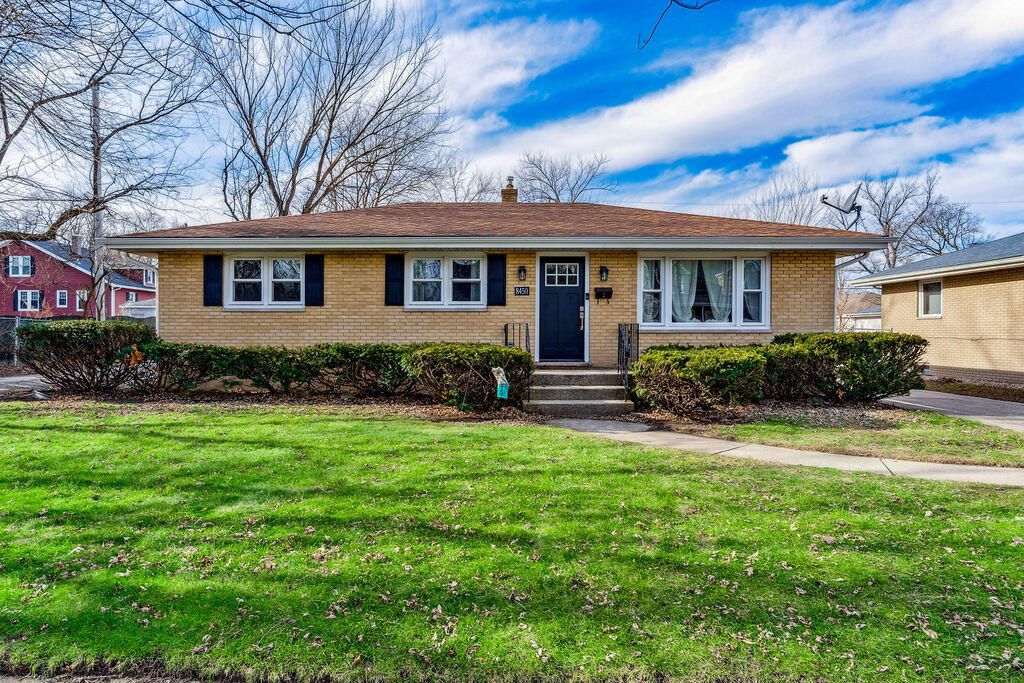 Photo of 8450 Kraay Avenue, Munster, IN 46321 (MLS # 832535)