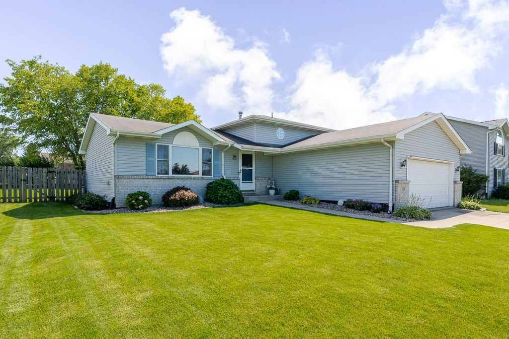 Photo of 183 W 128th Avenue, Crown Point, IN 46307 (MLS # 841229)
