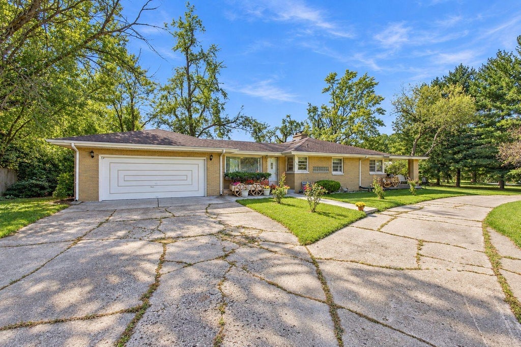 Photo of 3035 W 57th Avenue, Merrillville, IN 46410 (MLS # 846456)