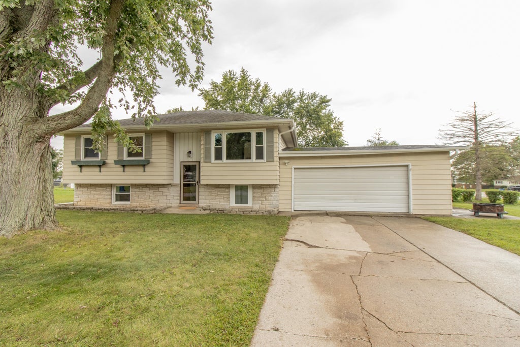 Photo of 257 Navajo Trail, Lowell, IN 46356 (MLS # 845688)