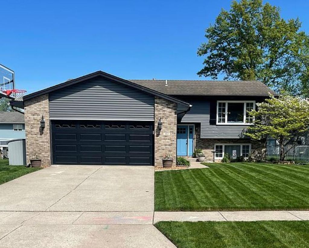 Photo of 401 N Lillian Street, Griffith, IN 46319 (MLS # 833922)