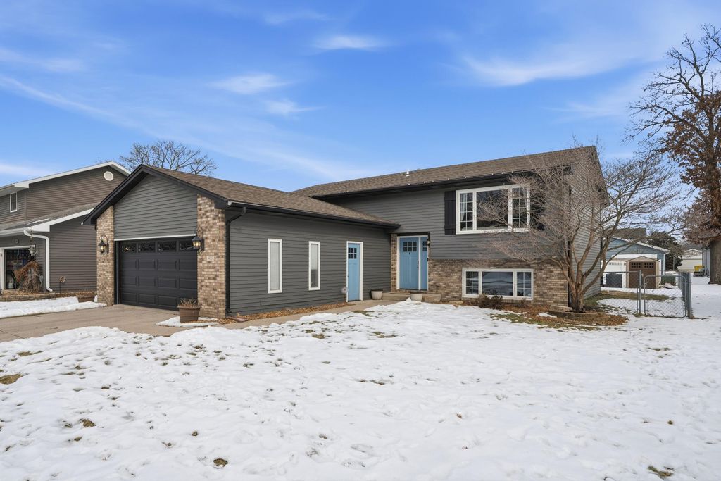 Photo of 401 N Lillian Street, Griffith, IN 46319 (MLS # 833922)