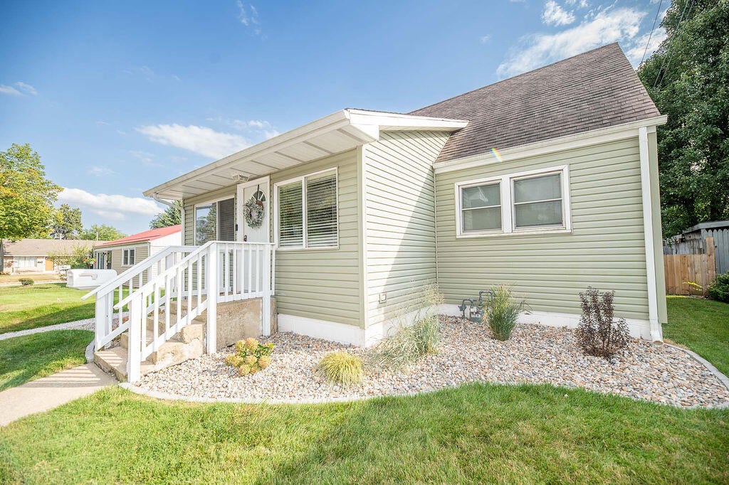 Photo of 822 E Jefferson Avenue, La Porte, IN 46350 (MLS # 845825)