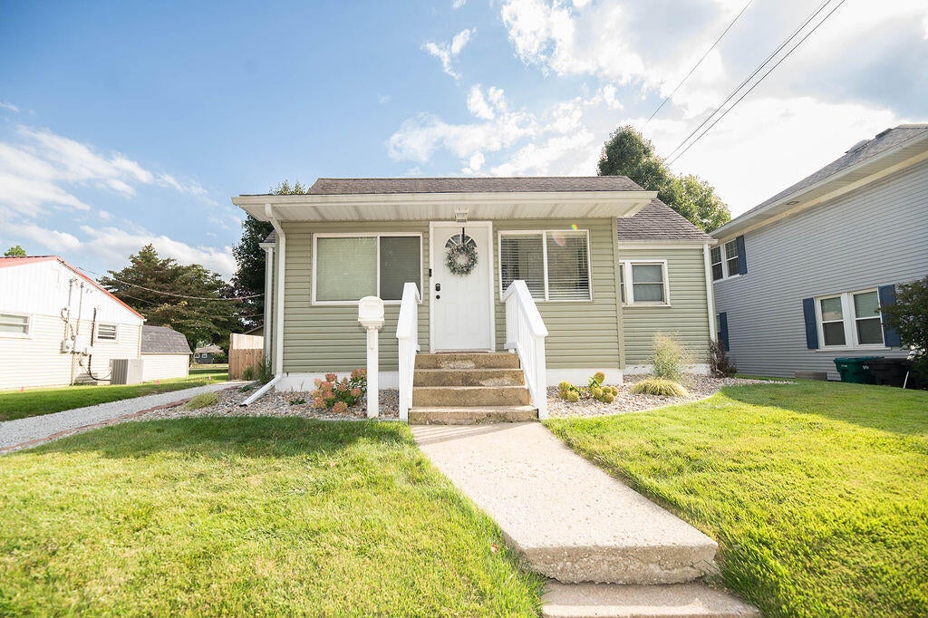Photo of 822 E Jefferson Avenue, La Porte, IN 46350 (MLS # 845825)