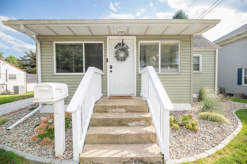 Photo of 822 E Jefferson Avenue, La Porte, IN 46350 (MLS # 845825)