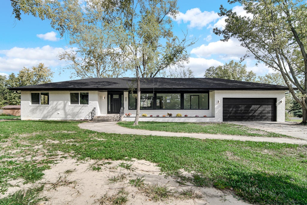 Photo of 9201 Stateline Road, Dyer, IN 46311 (MLS # 846892)