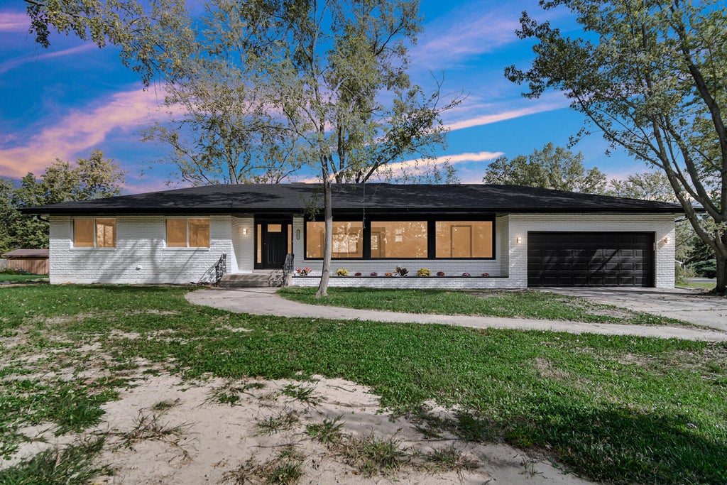 Photo of 9201 Stateline Road, Dyer, IN 46311 (MLS # 846892)