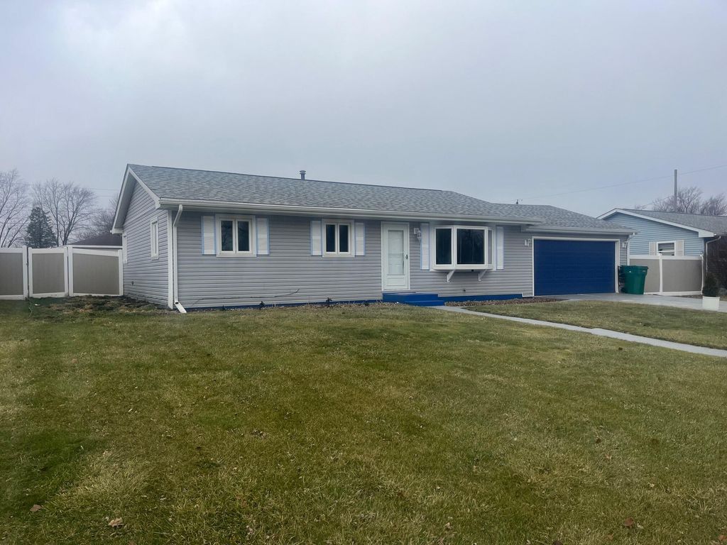 Photo of 7704 Hendricks Place, Merrillville, IN 46410 (MLS # 832513)