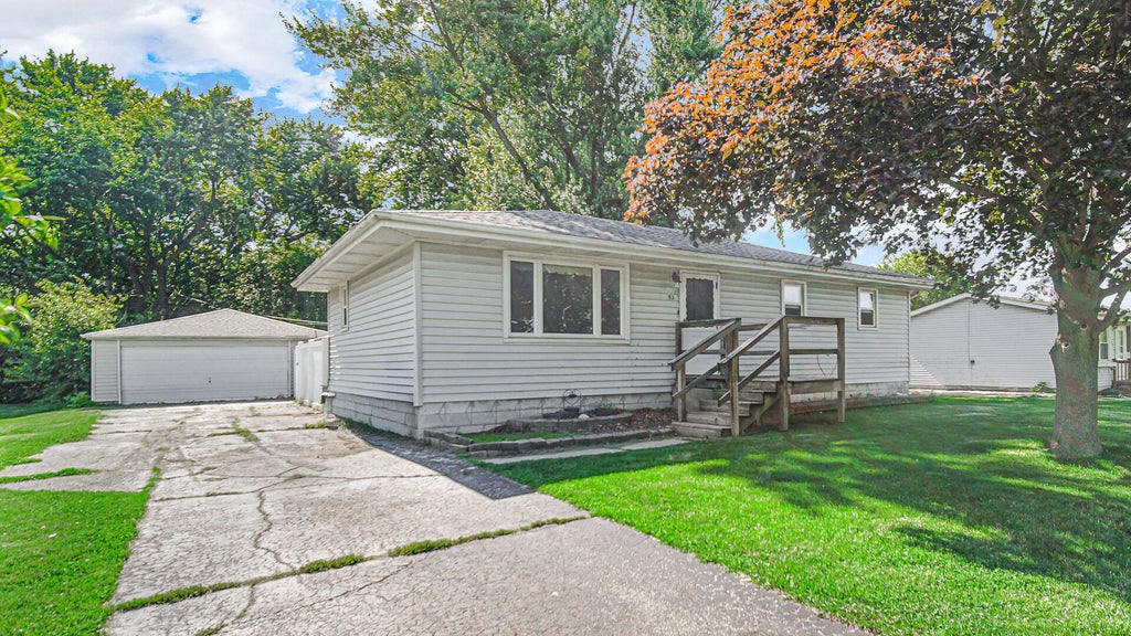 Photo of 92 N County Line Road, Hobart, IN 46342 (MLS # 841532)