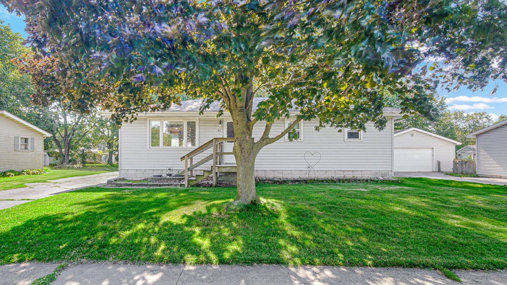Photo of 92 N County Line Road, Hobart, IN 46342 (MLS # 841532)