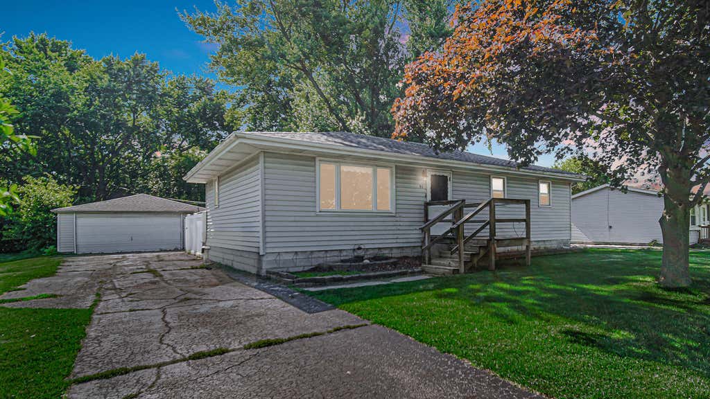 Photo of 92 N County Line Road, Hobart, IN 46342 (MLS # 841532)