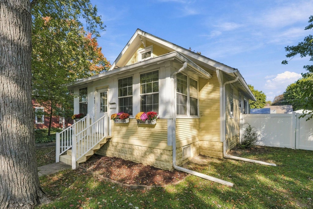 Photo of 605 Institute Street, Valparaiso, IN 46383 (MLS # 847278)