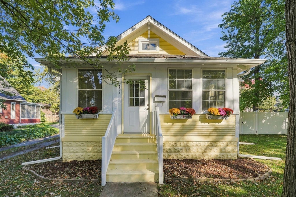 Photo of 605 Institute Street, Valparaiso, IN 46383 (MLS # 847278)