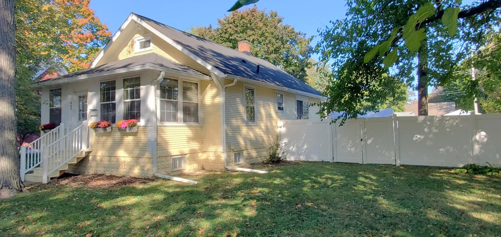Photo of 605 Institute Street, Valparaiso, IN 46383 (MLS # 847278)