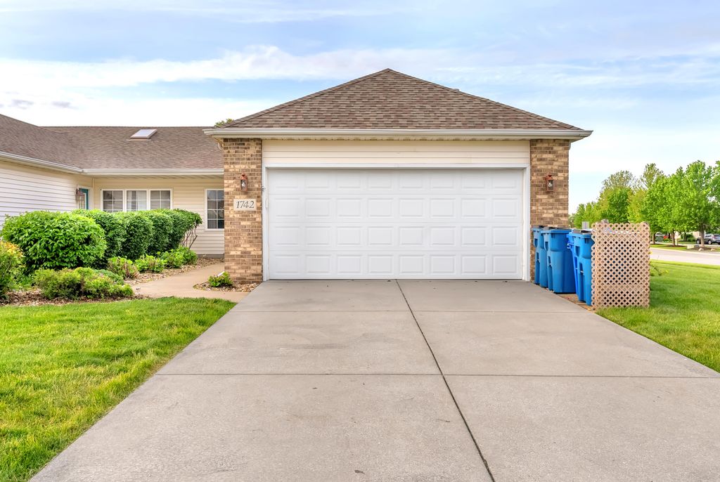 Photo of 1742 Dogwood Drive, Crown Point, IN 46307 (MLS # 839413)