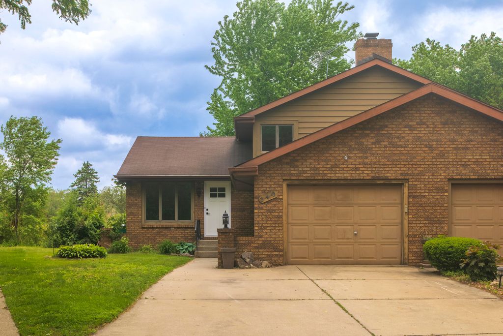 Photo of 340 Golfview Drive, Schererville, IN 46375 (MLS # 839401)