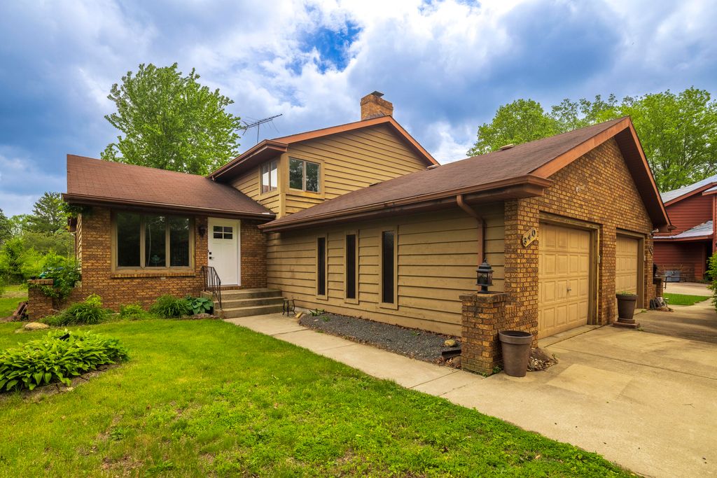Photo of 340 Golfview Drive, Schererville, IN 46375 (MLS # 839401)