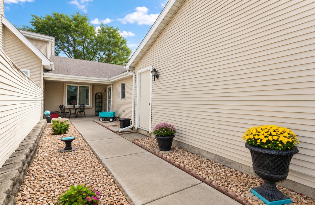 Photo of 2328 Deerpath Drive W, Schererville, IN 46375 (MLS # 846896)