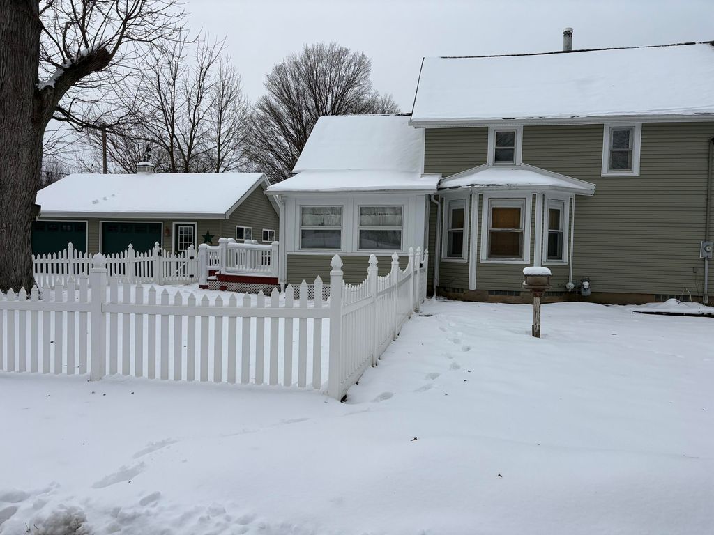 Photo of 225 Jefferson Avenue, Chesterton, IN 46304 (MLS # 831504)