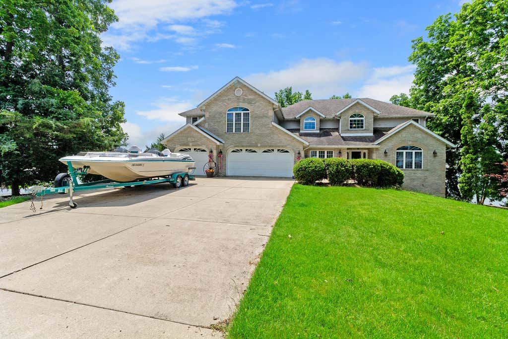 Photo of 1739 Beachview Court, Crown Point, IN 46307 (MLS # 841365)