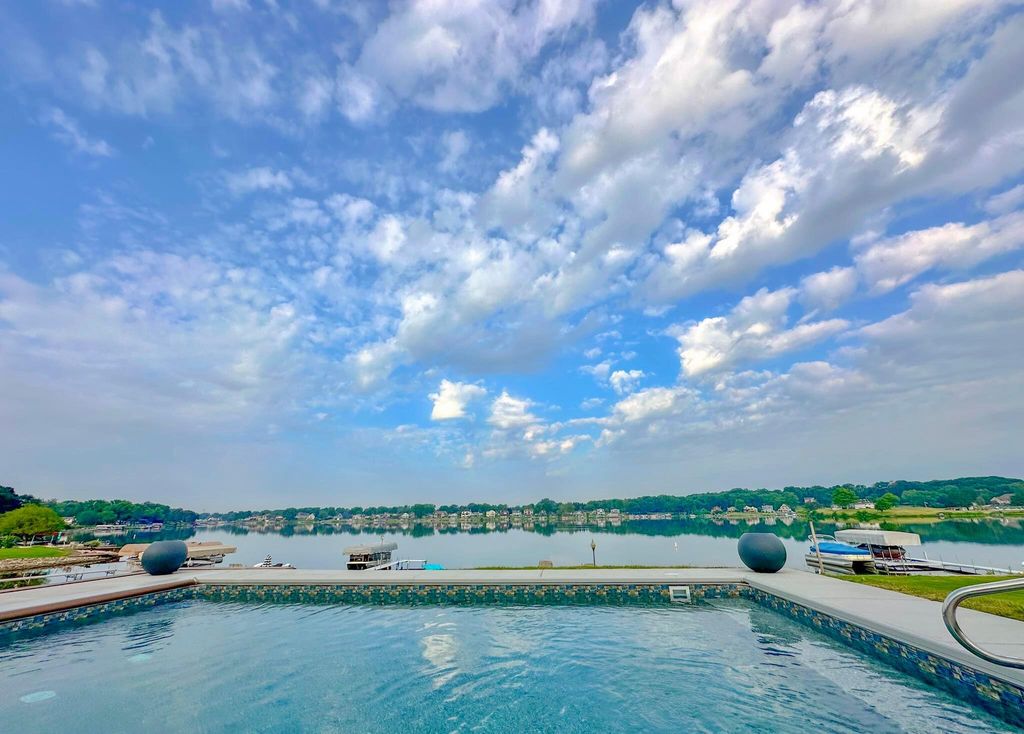 Photo of 2480 E Lakeshore Drive, Crown Point, IN 46307 (MLS # 833627)