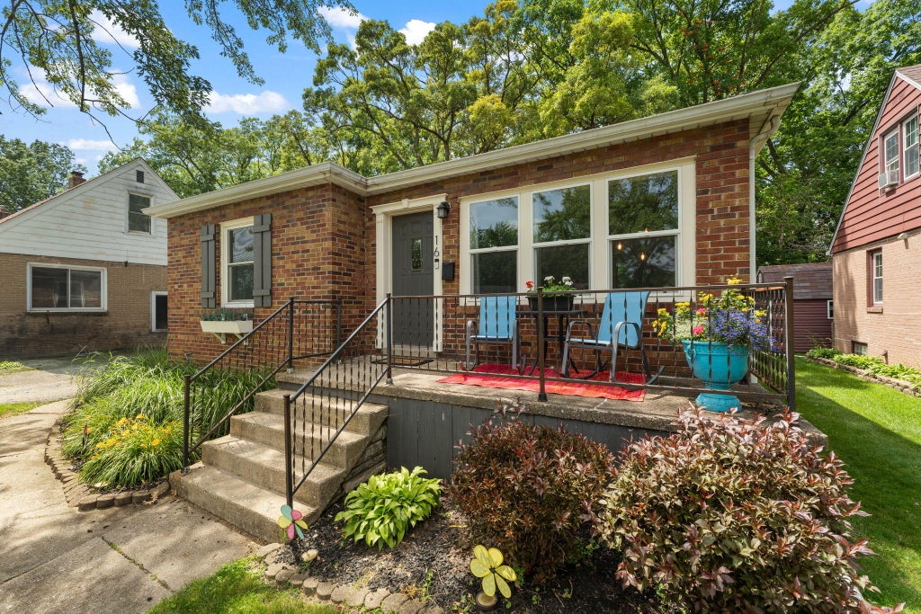 Photo of 16 Beverly Boulevard, Hobart, IN 46342 (MLS # 842016)
