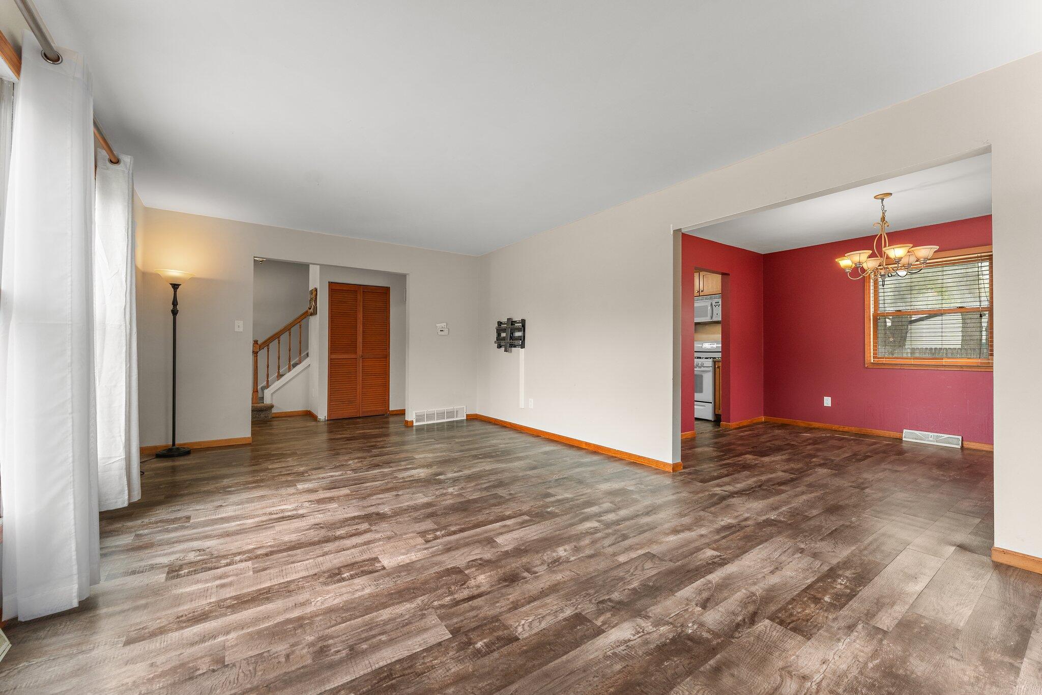 Valparaiso, Indiana 46383, United States, 3 Bedrooms Bedrooms, ,2 BathroomsBathrooms,Residential,Pending,142209