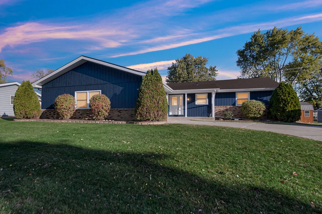 Photo of 936 Seneca Drive, Crown Point, IN 46307 (MLS # 830241)