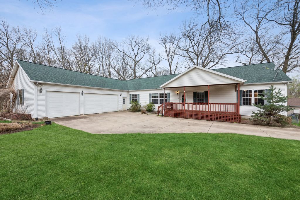 Photo of 160 Silver Lake Avenue, Michigan City, IN 46360 (MLS # 837239)