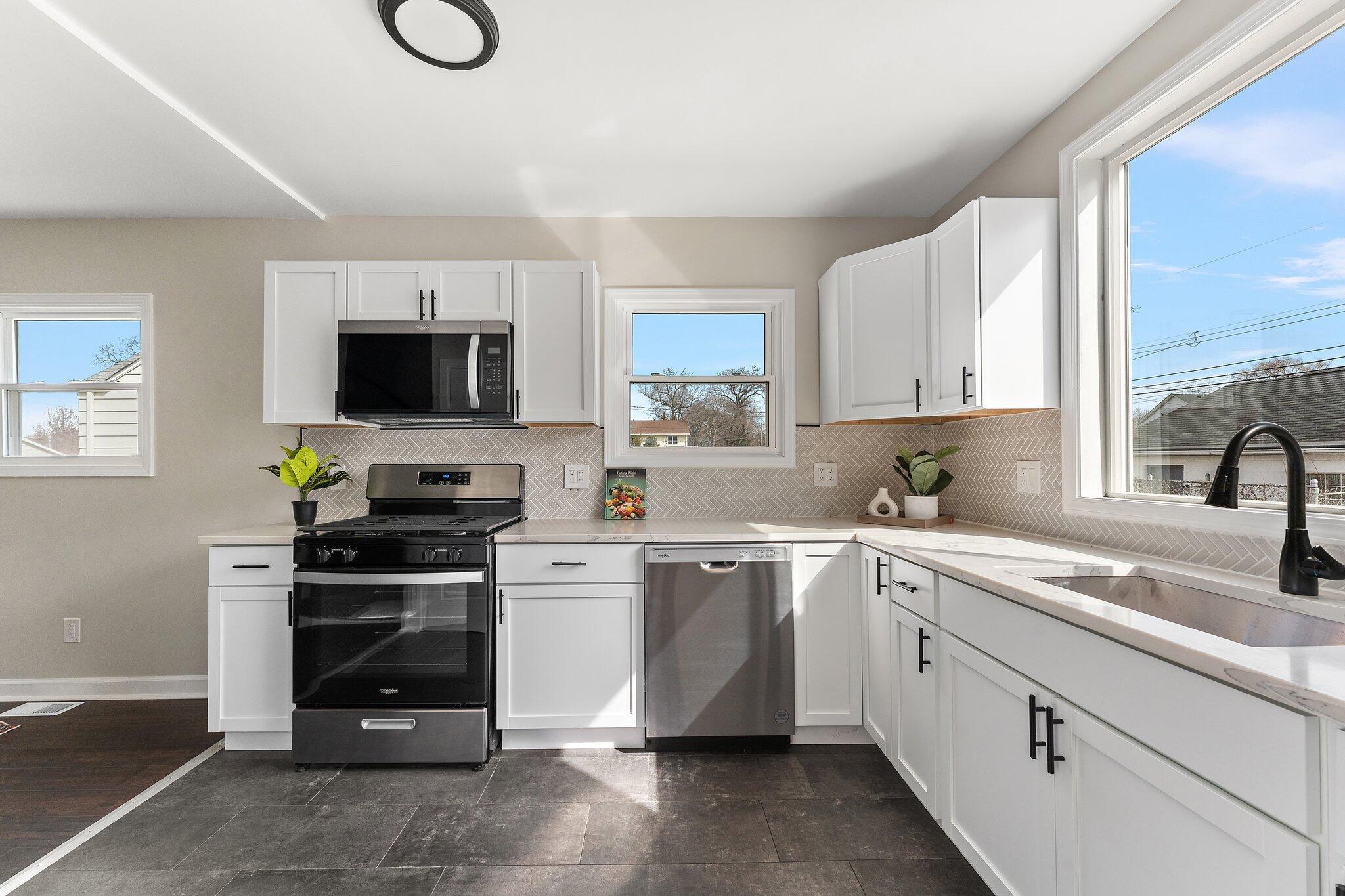 Griffith, Indiana 46319, United States, 3 Bedrooms Bedrooms, ,2 BathroomsBathrooms,Residential,Pending,127575