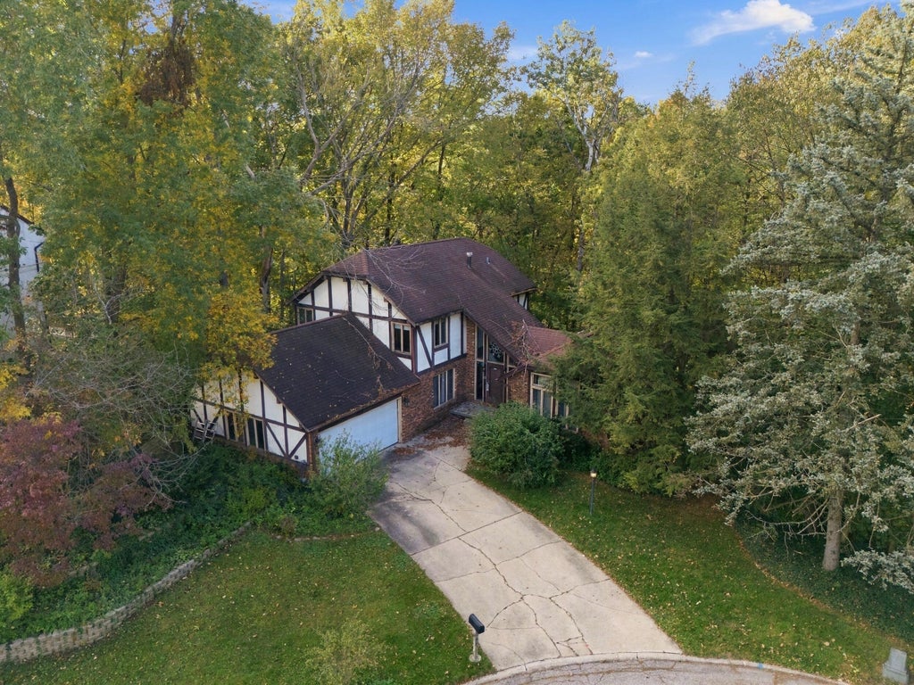 Photo of 401 Shorewood Court, Valparaiso, IN 46385 (MLS # 847283)