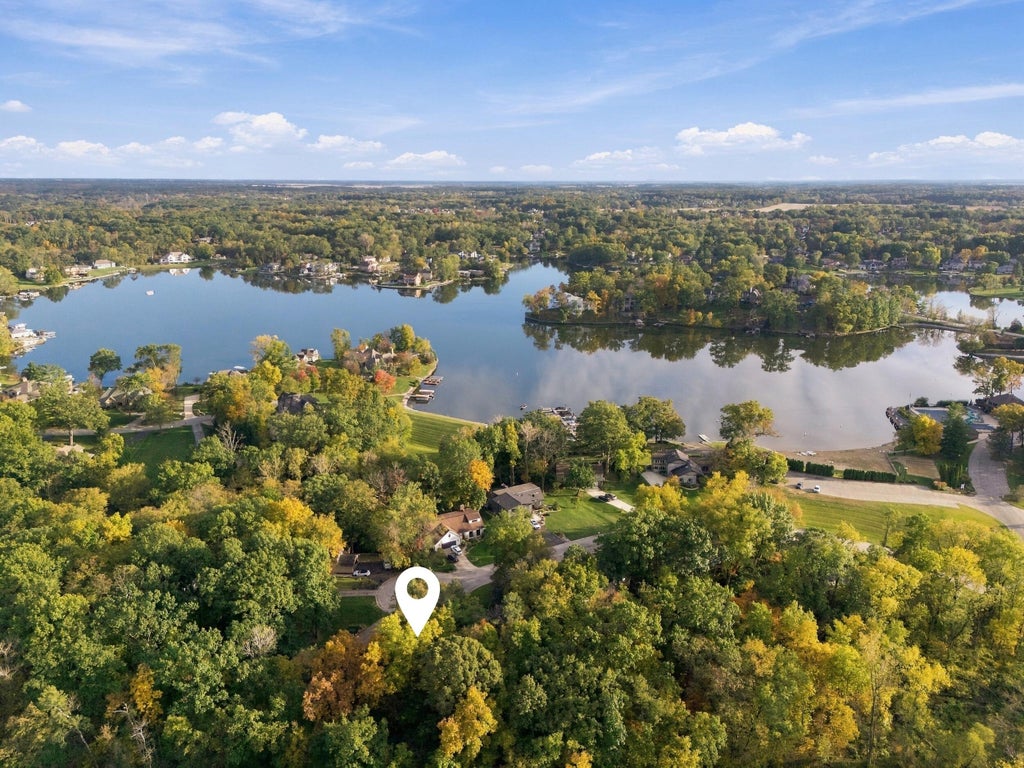 Photo of 401 Shorewood Court, Valparaiso, IN 46385 (MLS # 847283)