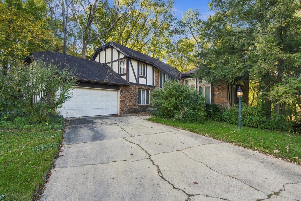 Photo of 401 Shorewood Court, Valparaiso, IN 46385 (MLS # 847283)