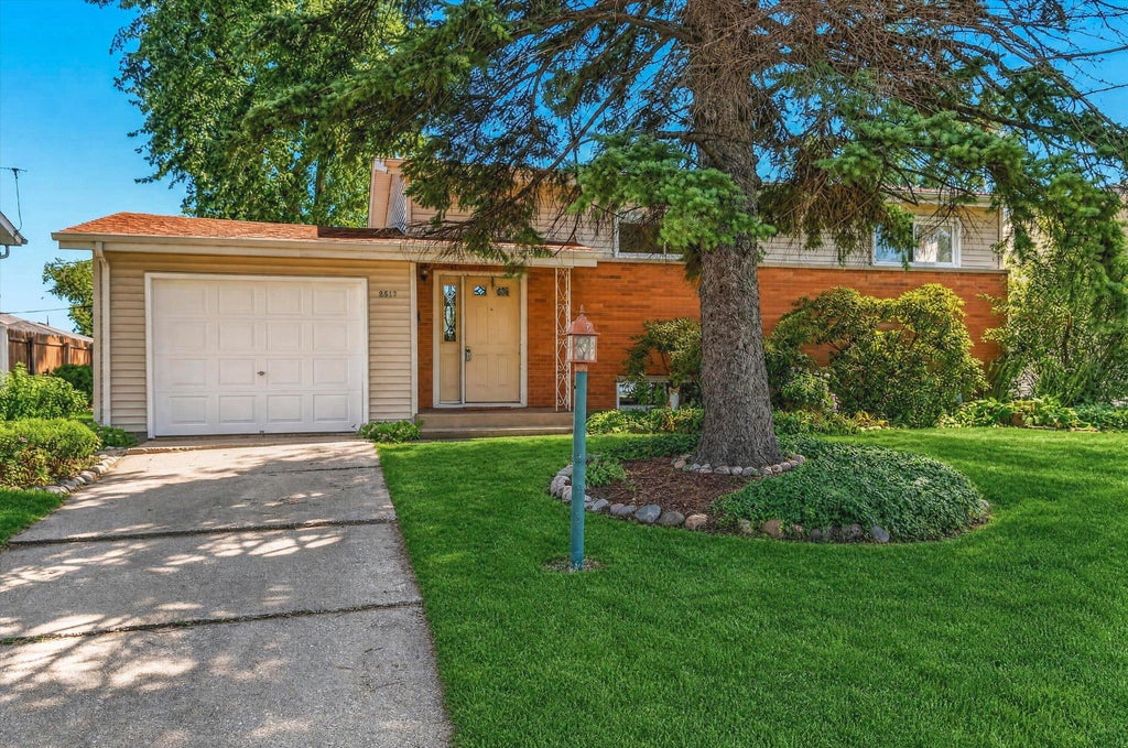 Photo of 9517 Farmer Drive, Highland, IN 46322 (MLS # 845235)