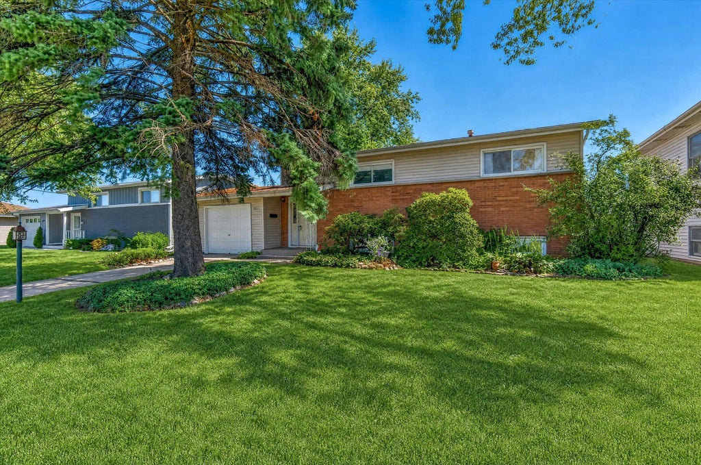 Photo of 9517 Farmer Drive, Highland, IN 46322 (MLS # 845235)
