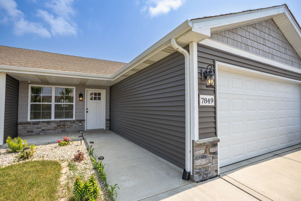 Photo of 7849 Wright Street, Merrillville, IN 46410 (MLS # 842487)