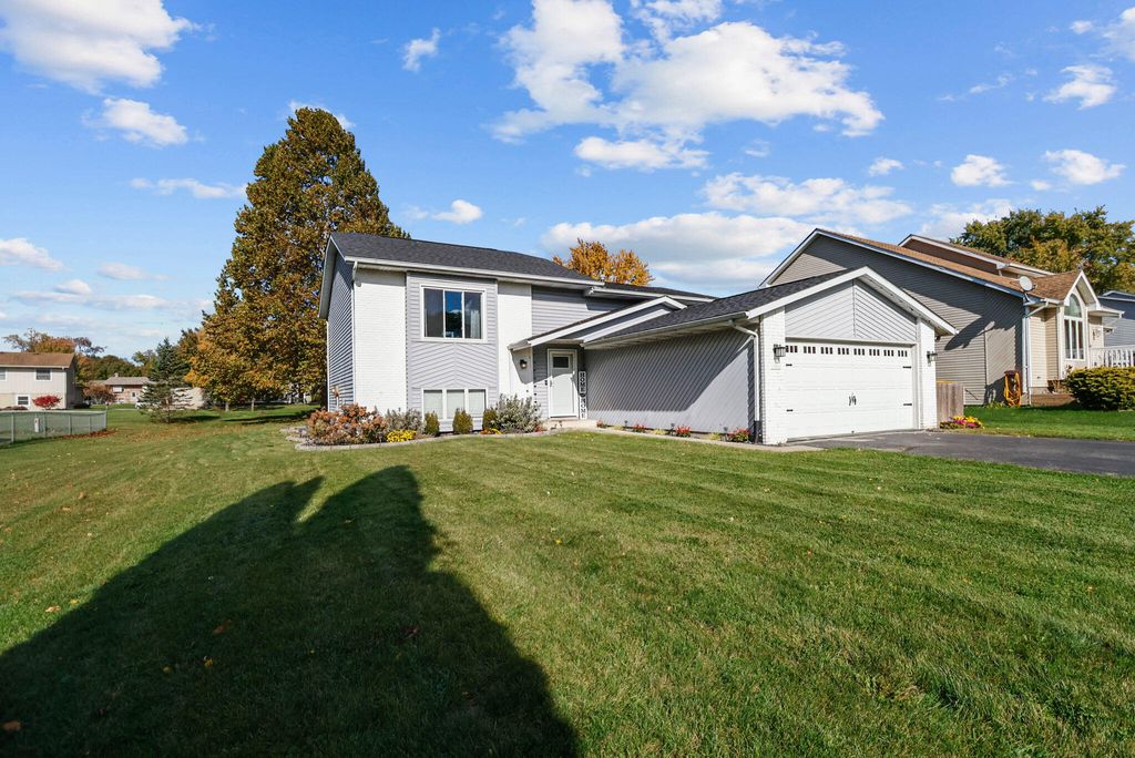 Photo of 3984 Kingsway Drive, Crown Point, IN 46307 (MLS # 830227)