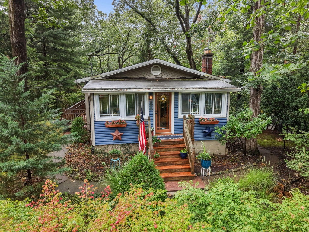 Photo of 2031 Juneway Drive, Michigan City, IN 46360 (MLS # 845851)