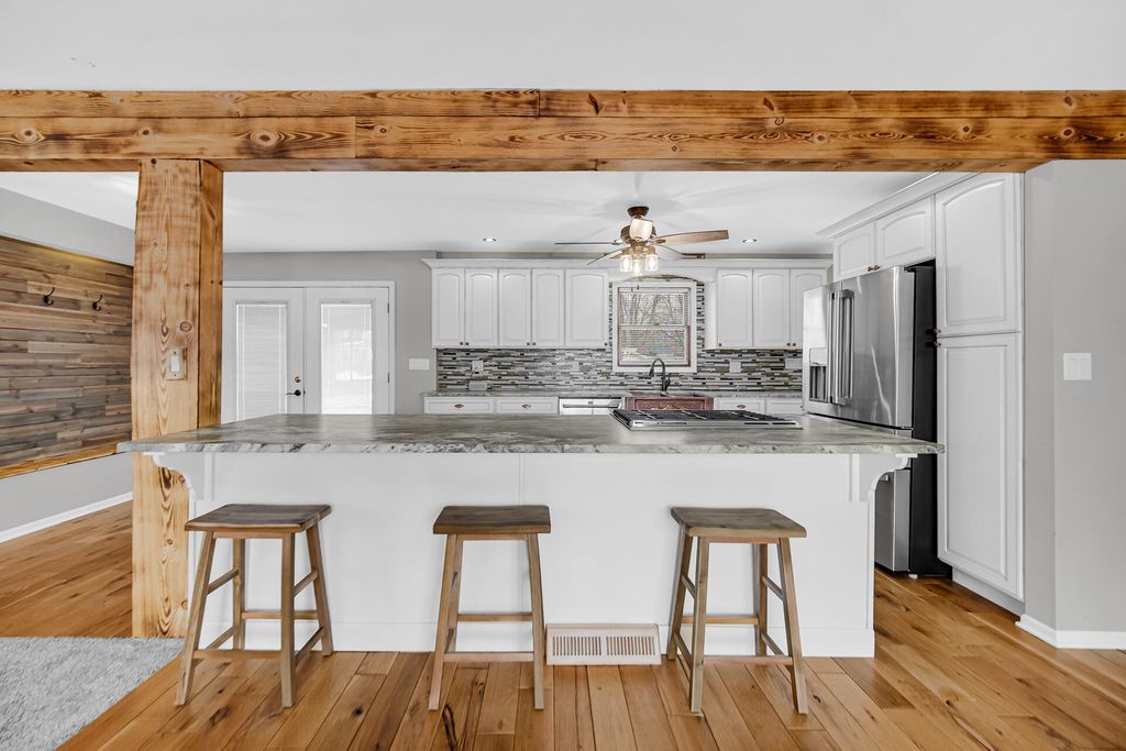 Photo of 305 E Jackson Street, Chesterton, IN 46304 (MLS # 834576)