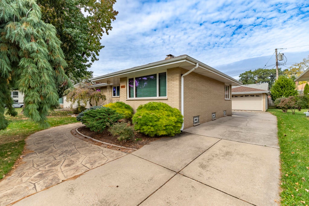 Photo of 2441 Wicker Avenue, Highland, IN 46322 (MLS # 847227)