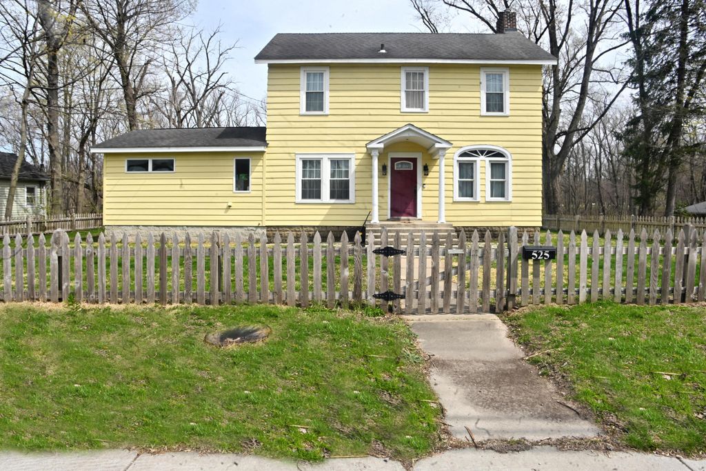 Photo of 525 S Calumet Road, Chesterton, IN 46304 (MLS # 836951)