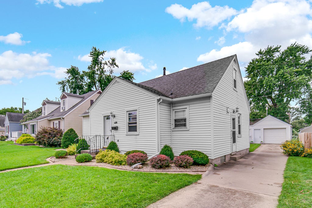 Photo of 8736 Cottage Grove Avenue, Highland, IN 46322 (MLS # 845501)